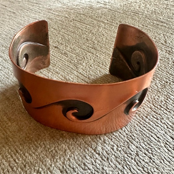 Vintage Mid Century solid Copper and Black wave cuff Bracelet - Picture 2 of 8